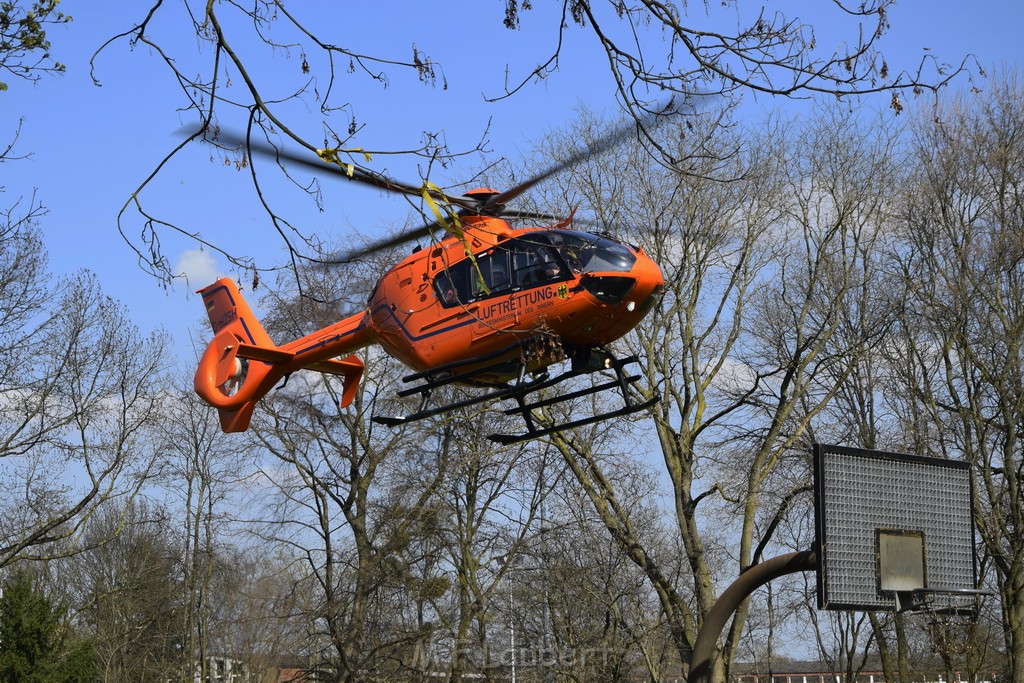 Einsatz Christoph 3 Koeln Vingst Oranienstr Landung Passauerstr P18.JPG - Miklos Laubert